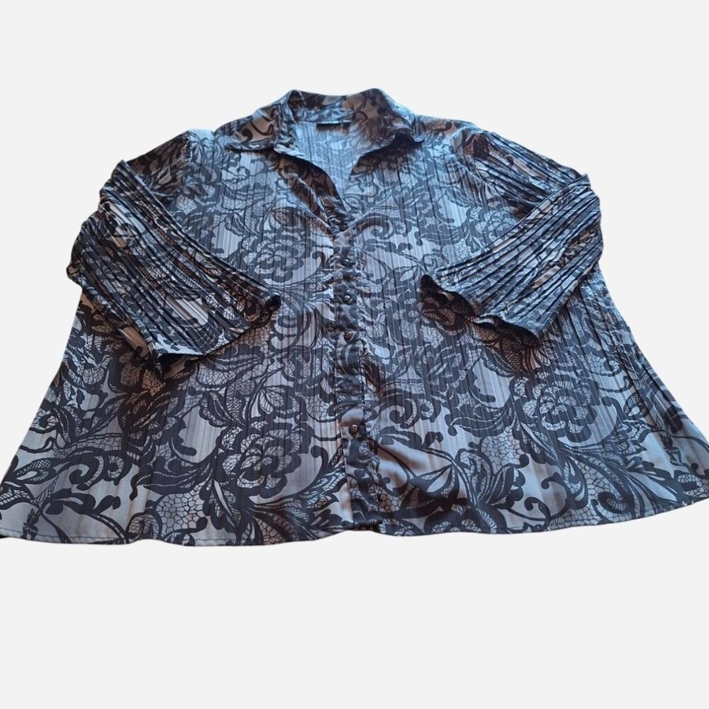 Women's Plus size 2x blouse by APT.9. Black and gray pleated floral button-down
